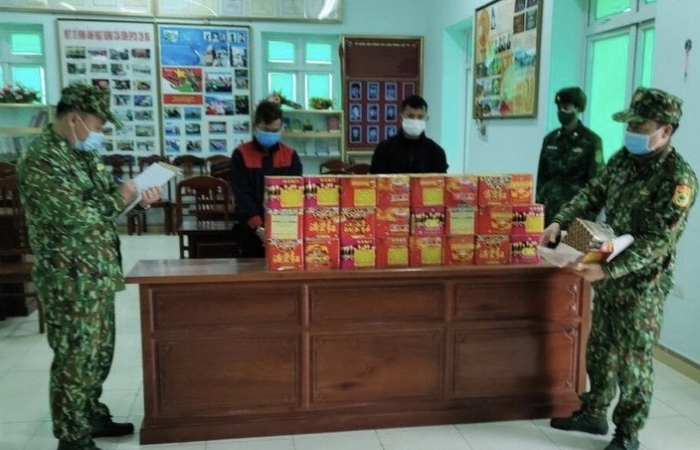 Biên phòng bắt hai đối tượng lên biên giới Lạng Sơn mua pháo về Nghệ An tiêu thụ