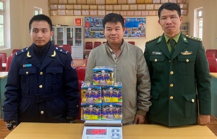Hải quan Nghệ An: Phát hiện tài xế vận chuyển pháo lậu qua cửa khẩu