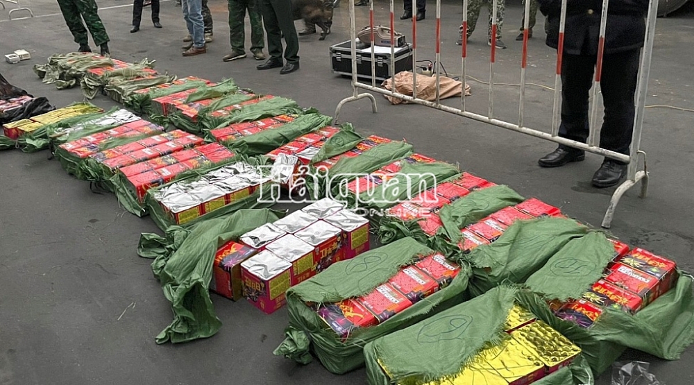Số tang vật gồm 342 kg pháo nổ. Ảnh: Nguyễn Toàn