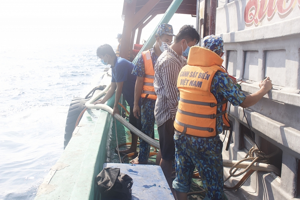 Cảnh sát biển cứu nạn thành công tàu cá gặp nạn tại vùng biển Tây Nam
