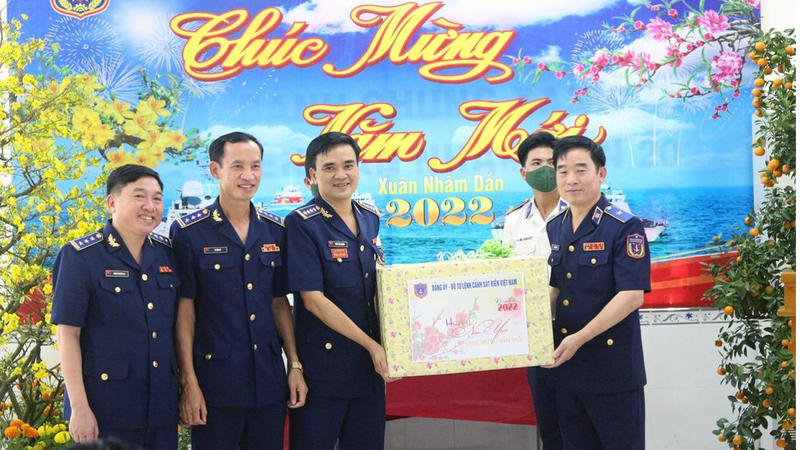 Thiếu tướng Bùi Quốc Oai, Bí thư Đảng ủy, Chính ủy Cảnh sát biển Việt Nam đã có mặt tại Bộ Tư lệnh Vùng Cảnh sát biển 4 đón xuân cùng cán bộ, chiến sĩ trên đảo Phú Quốc.