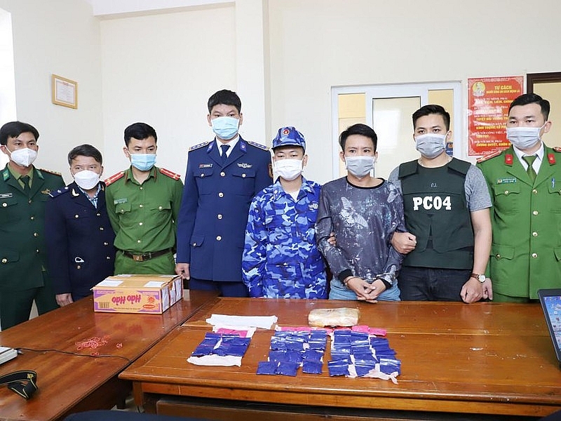 Lực lượng chức năng bắt giữ đối tượng Nguyễn Bá Quyền vận chuyển gần 8000 viên ma túy tổng hợp. Ảnh: Kim Phượng