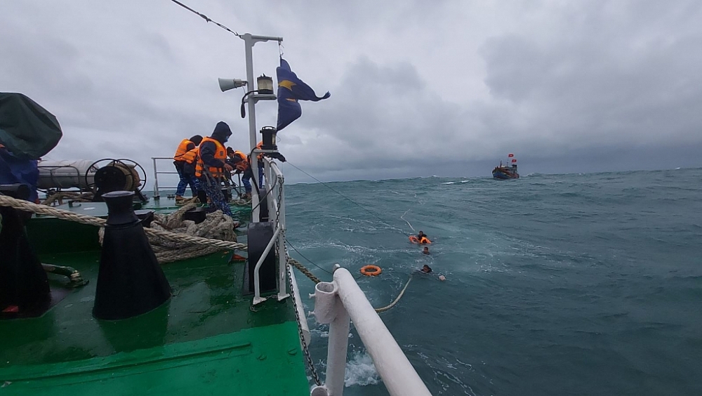 Lực lượng Cảnh sát biển thực hiện cứu hộ trên biển.