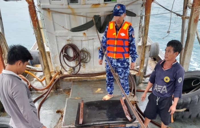 Cảnh sát biển bắt giữ tàu cá vận chuyển 50.000 lít dầu DO không có giấy tờ