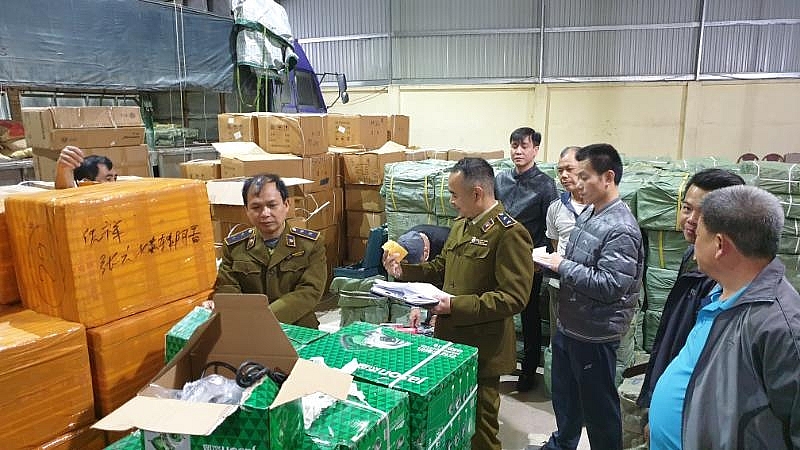 Lực lượng chức năng đang kiểm tra kho hàng của hộ kinh doanh Lộc Thúy Hạnh. Ảnh: QLTT LS