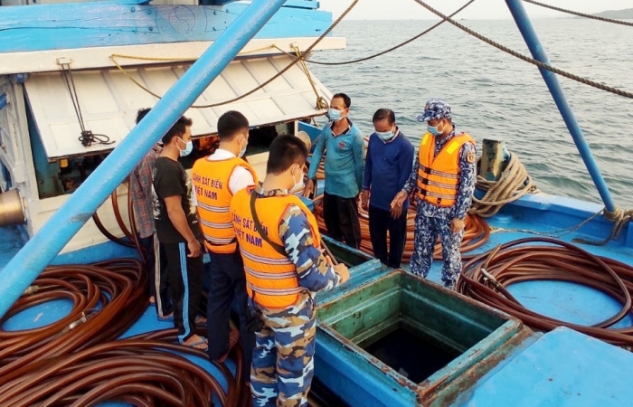 Cảnh sát biển tạm giữ tàu cá hoán cải chở 100 nghìn lít dầu DO không rõ nguồn gốc