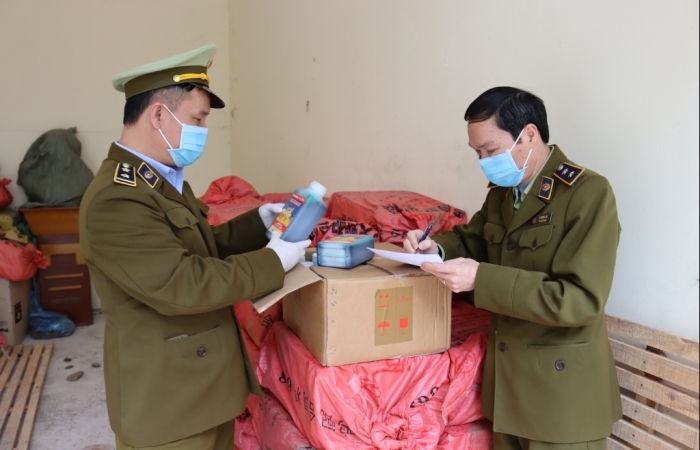 Thu giữ 30 bao tải dứa chứa 600 chai thuốc diệt cỏ Trung Quốc
