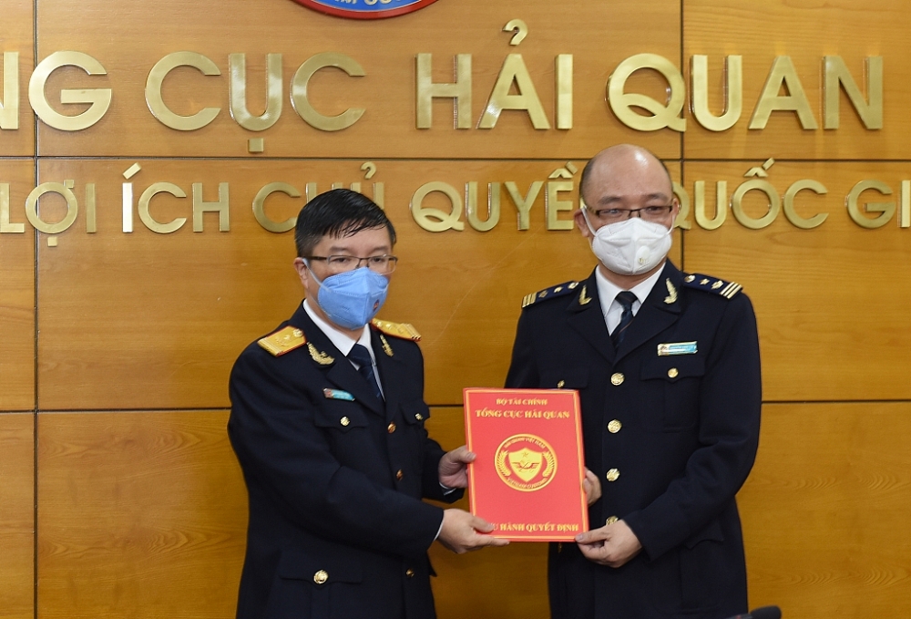 Phó Tổng cục trưởng Lưu Mạnh Tưởng trao quyết định cho tân Phó Cục trưởng Cục Hải quan Lạng Sơn Nguyễn Anh Tài. 