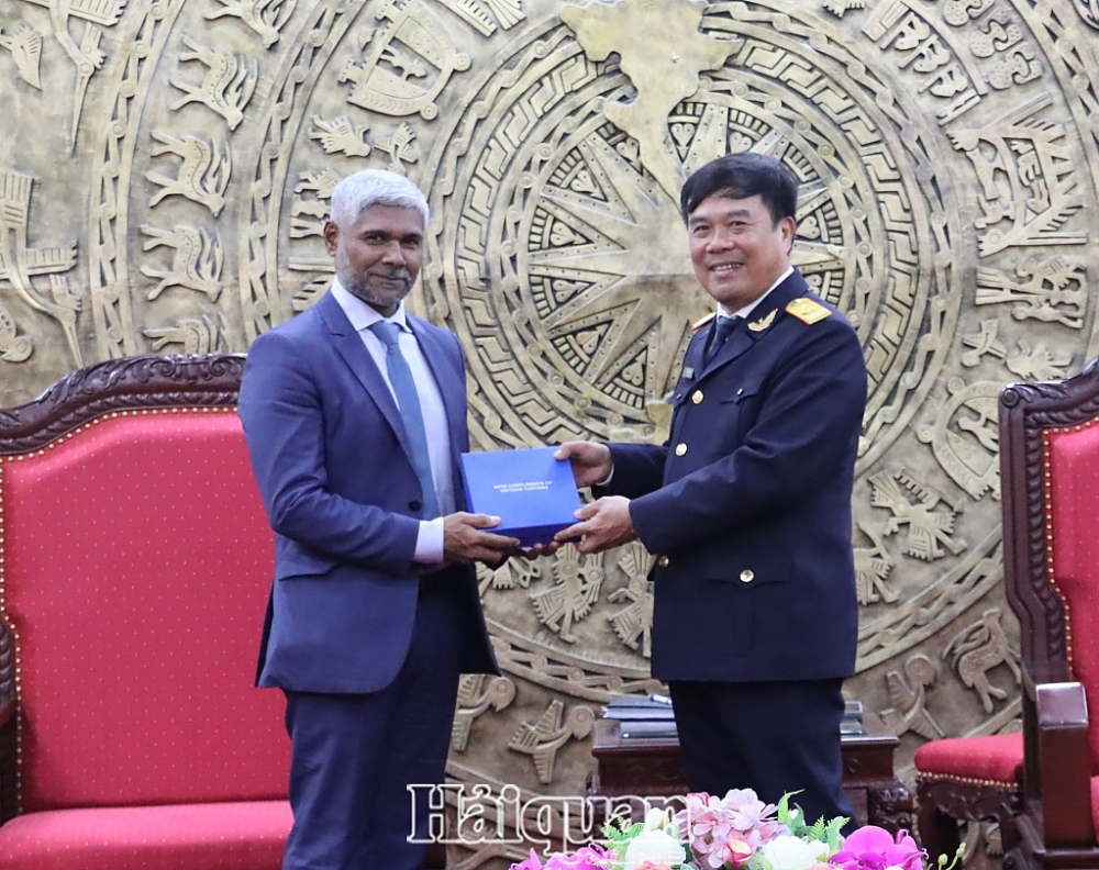 Phó Tổng cục trưởng Nguyễn Văn Thọ vui mừng chào đón ông Ludovic Thanay tới thăm Hải quan Việt Nam. Ảnh: H.Nụ