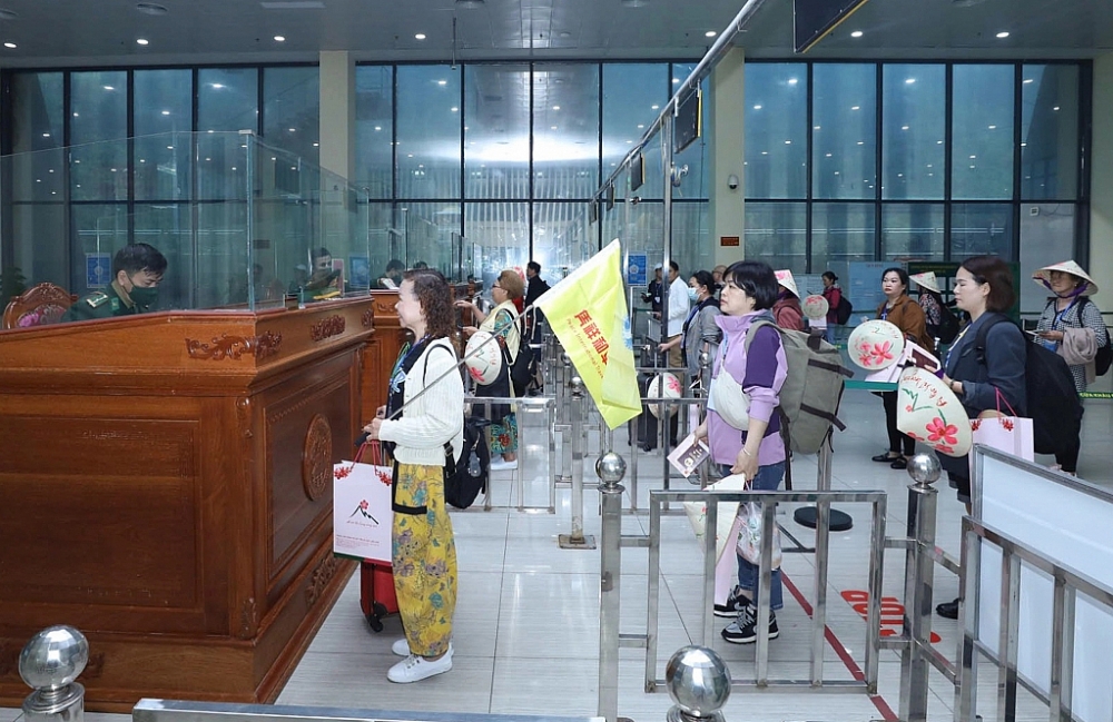 Đoàn khách du lịch Trung Quốc đầu tiên năm 2023 với số lượng 124 người sang Việt Nam qua Cửa khẩu quốc tế Hữu Nghị. Ảnh: Văn Việt