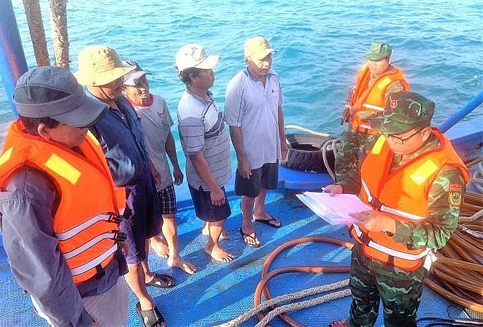 lực lượng Biên phòng Cà Mau kiểm tra số dầu DO vận chuyển trên tàu cá TG 91987 TS 