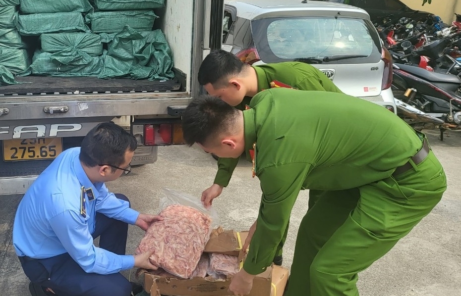 Lạng Sơn tạm giữ để điều tra 2 tấn chân gà rút xương đông lạnh không rõ nguồn gốc