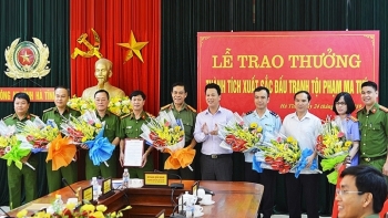 Chủ tịch tỉnh Hà Tĩnh trao thưởng lực lượng bắt 640 kg ma túy đá, 100 bánh heroin