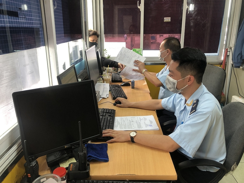 Hải quan Lạng Sơn hỗ trợ tiếp nhận và giải quyết thủ tục hành chính ngoài giờ hành chính cho DN. Ảnh: H.Nụ