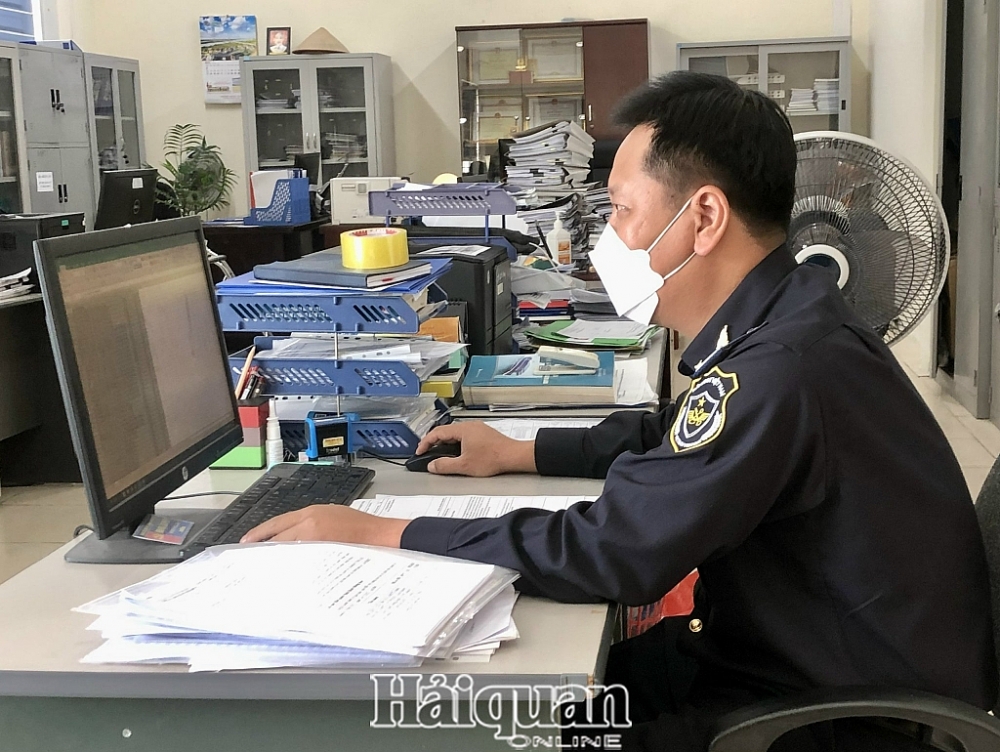 Công chức Hải quah Ninh Bình rà soát dữ liệu về doanh nghiệp. Ảnh: H.Nụ