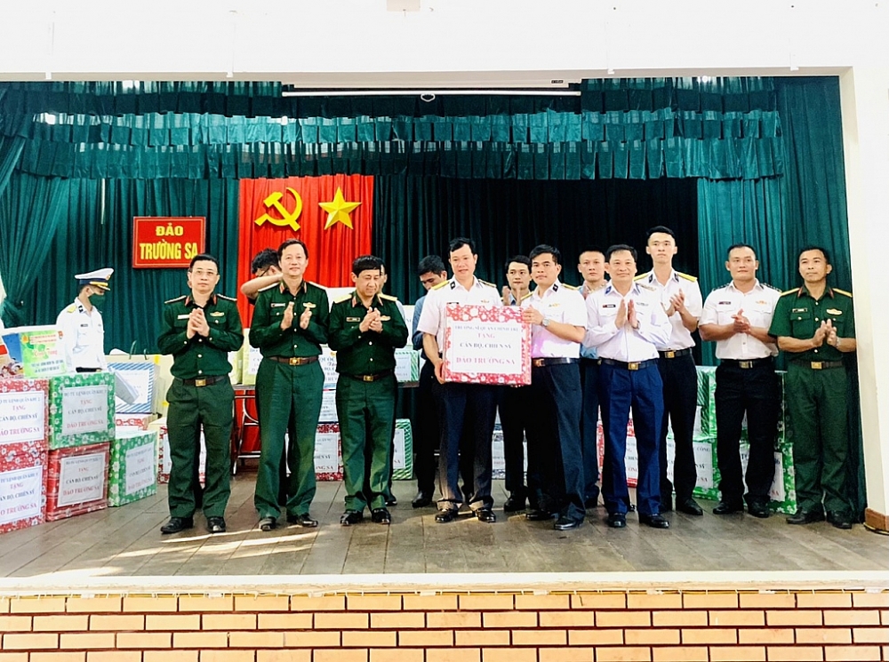 Địa tá Trần Văn Xuân phó Chính uỷ CSB thăm tặng quà cán bộ, chiến sĩ đảo Trường Sa. Ảnh: Thanh Hải