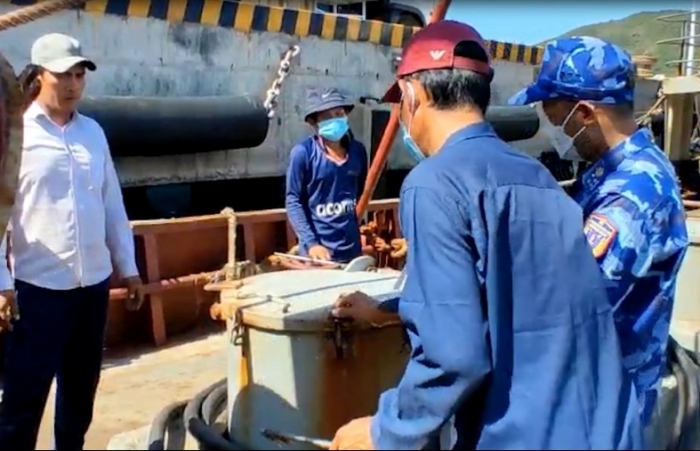 Cảnh sát biển bắt giữ tàu chở 150.000 lít dầu DO không rõ nguồn gốc