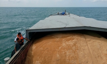 Cảnh sát biển bắt tàu vận chuyển 200 tấn đường cát không giấy tờ