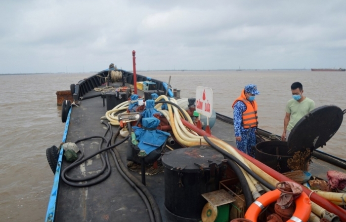 Cảnh sát biển bắt giữ tàu chở 25.000 lít dầu DO lậu