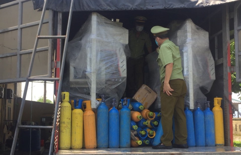 Hà Tĩnh bắt giữ xe tải vận chuyển số lượng lớn khí cười không rõ nguồn gốc xuất xứ