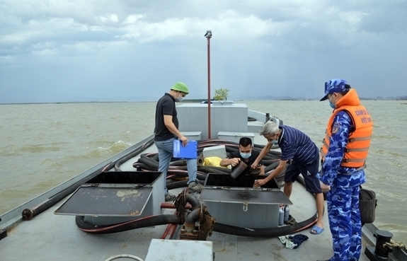 Cảnh sát biển tạm giữ 30.000 kg dầu FO không rõ nguồn gốc​
