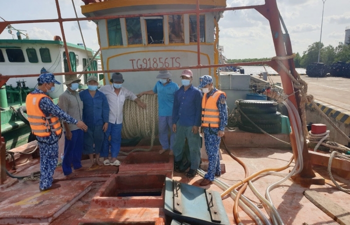 Cảnh sát biển bắt giữ tàu vận chuyển 140 m3 dầu DO trái phép