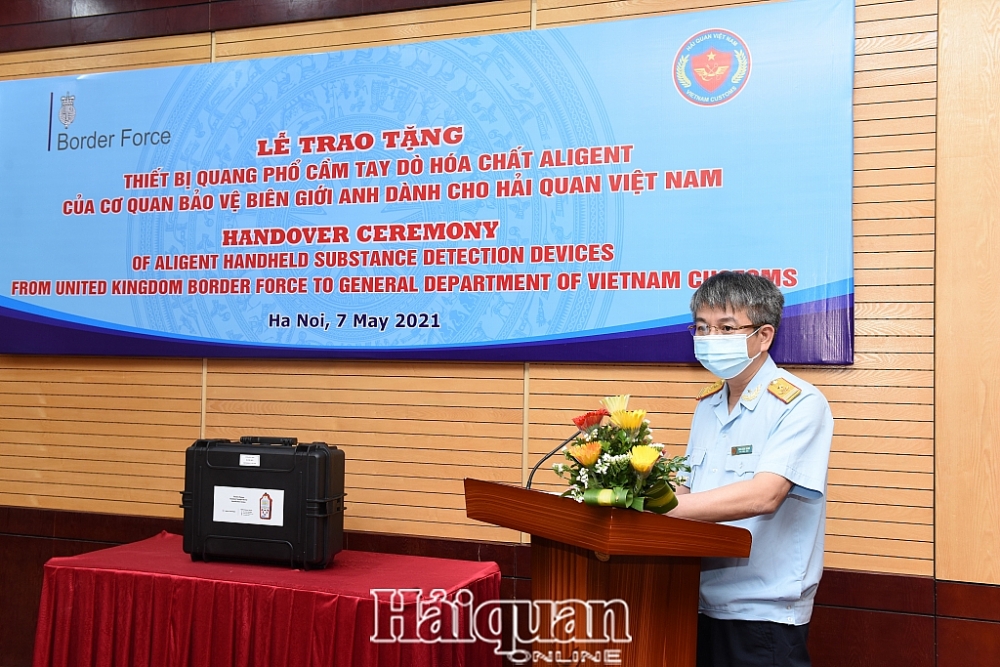 Hải quan Việt Nam tiếp nhận thiết bị quang phổ cầm tay dò hóa chất do Cơ quan Bảo vệ biên giới Anh hỗ trợ