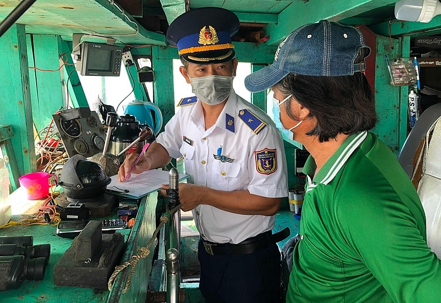 Lực lượng Cảnh sát biển lấy lời khai của thuyền trưởng tàu.