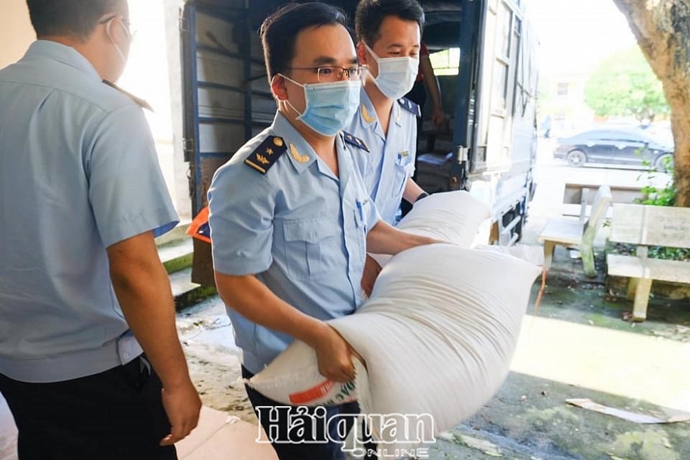 Hải quan Tân Thanh còn hỗ trợ 1 tấn gạo ăn cho các đơn vị. ẢNh: Quang Huy