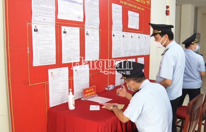 Hải quan Hữu Nghị tổ chức bỏ phiếu bầu cử tại trụ sở đơn vị