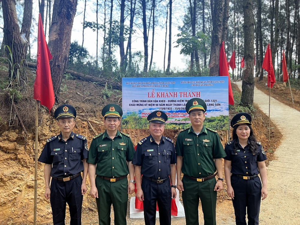 Lãnh đạo Cục Hải quan Lạng Sơn và Biên phòng Chi Ma chụp ảnh lưu niệm tại đường kiểm tra Mốc quốc giới 1221. Ảnh: Mai Loan