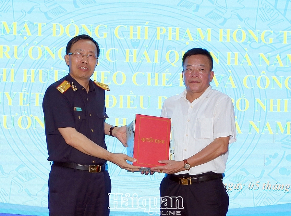 Tổng cục trưởng Nguyễn Văn Cẩn trao quyết định nghỉ hưu theo chế độ cho ông Phạm Hồng Thanh, nguyên Cục trưởng Cục Hải quan Hà Nam Ninh. Ảnh: H.N