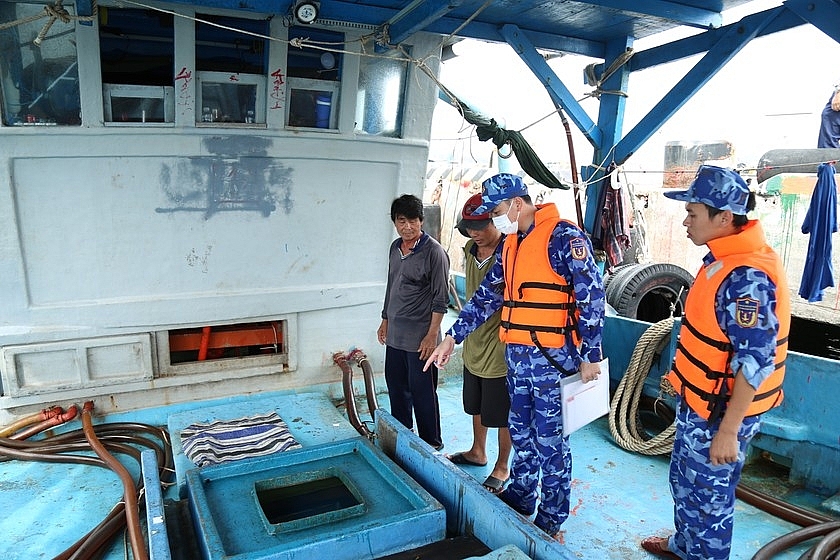 Lực lượng Cảnh sát biển kiểm tra số dầu DO đang vận chuyển trên tàu.