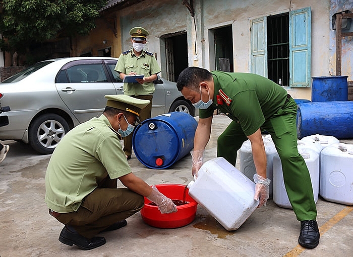 Lực lượng chức năng kiểm tra số hàng vi phạm. 