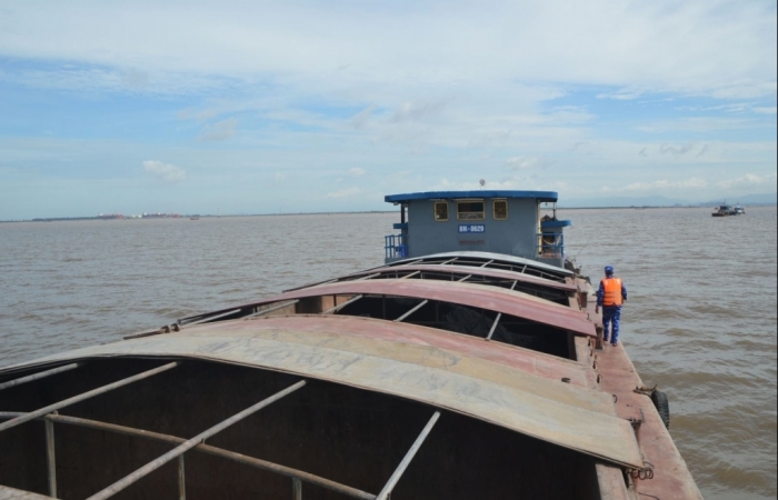 Cảnh sát biển bắt giữ tàu vận chuyển hơn 400 tấn than bất hợp pháp