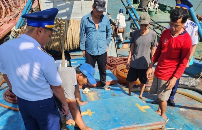 Cảnh sát biển bắt giữ tàu cá vận chuyển khoảng 39.000 lít dầu DO