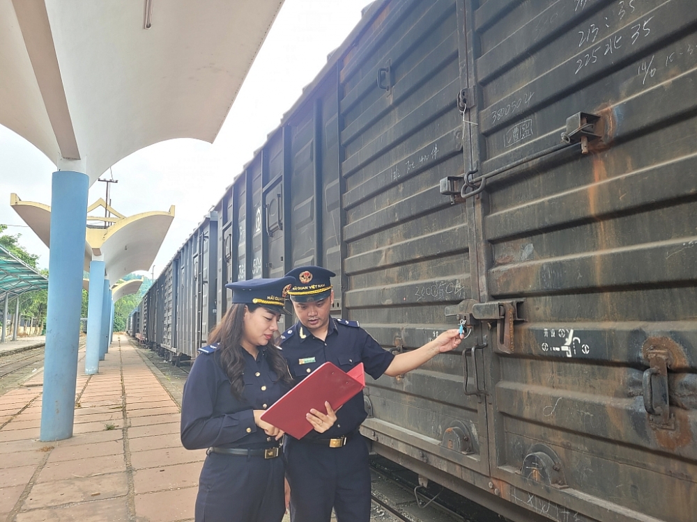Công chức Hải quan ga Đồng Đăng kiểm tra các toa hàng trước khi tàu rời ga. Ảnh: H.Nụ