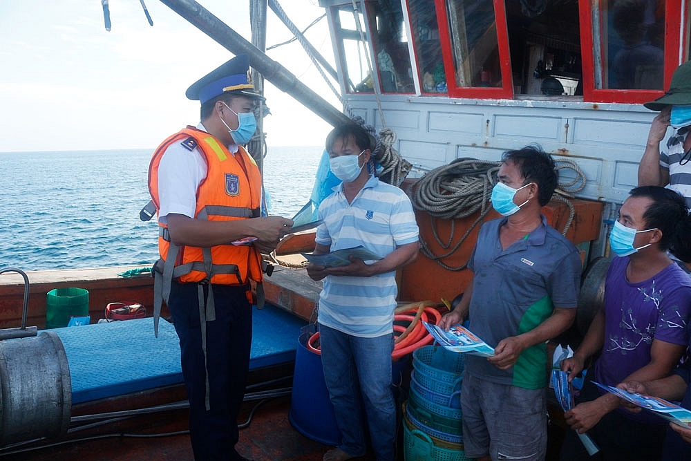 Lực lượng Cảnh sát biển tổ chức tuyên truyền, phát tờ rơi cho các ngư dân đi biển.