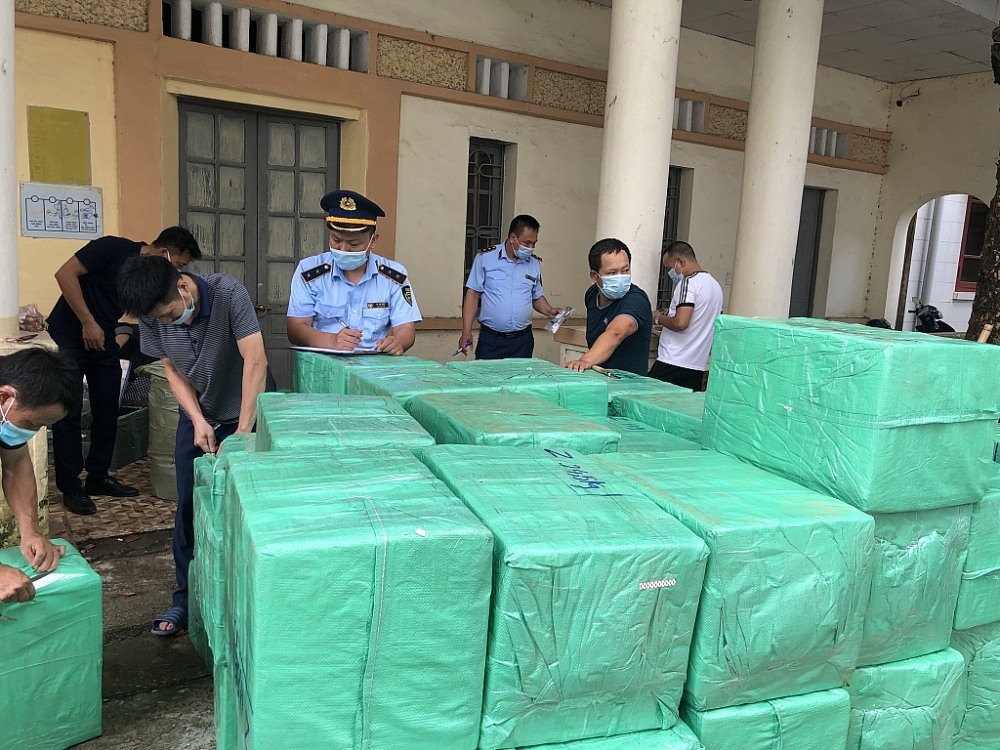 Lực lượng Quản lý thị trường Lạng Sơn đang kiểm tra lô hàng vi phạm. Ảnh: QLTT LS