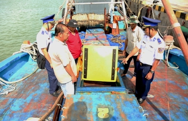 Cảnh sát biển bắt giữ tàu chở 50.000 lít dầu DO không rõ nguồn gốc