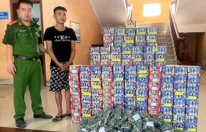 Nghệ An: Bắt quả tang tài xế chở hơn 300 kg pháo nổ
