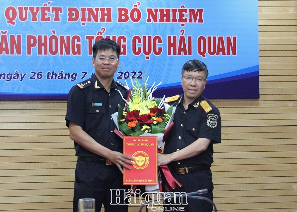 Thừa ủy quyền Phó Tổng cục trưởng Lưu Mạnh Tưởng đã trao quyết định và tặng hoa chúc mừng tân Chánh Văn phòng Tổng cục Hải quan Nguyễn Trung Hải. Ảnh: H.Nụ