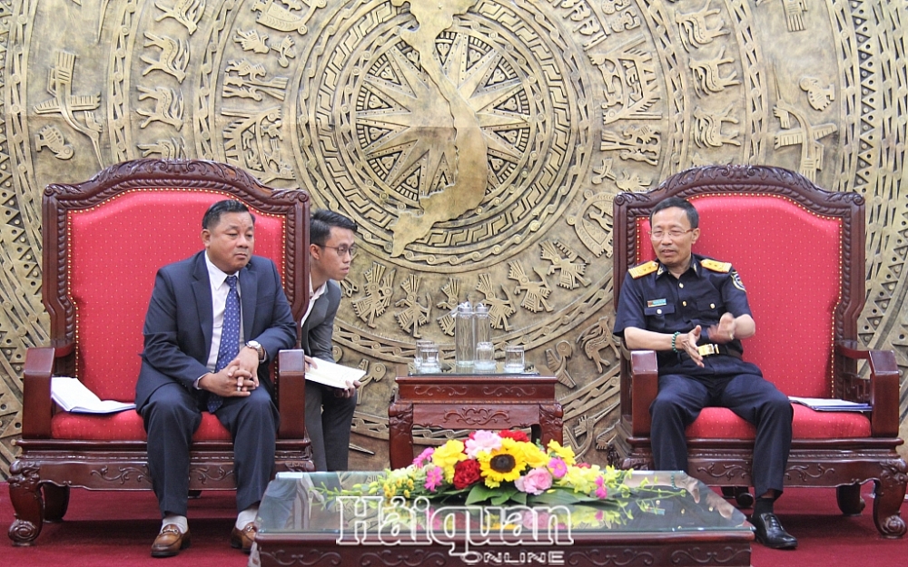 Tổng cục trưởng Nguyễn Văn Cẩn tiếp ông ông Phoukhaokham Vannavongxay, Tổng cục trưởng Hải quan Lào . Ảnh: H.Nụ