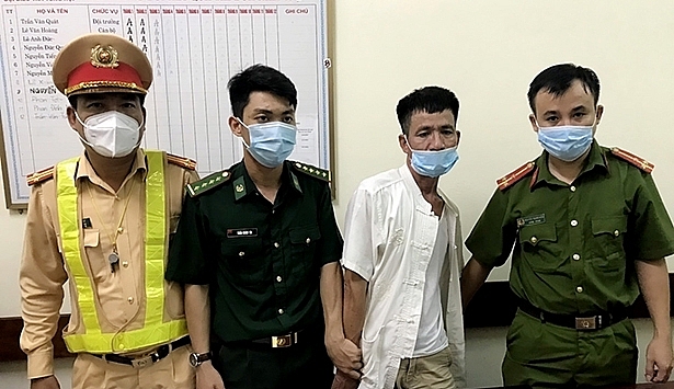 Đối tượng Nguyễn Phước Tòng (áo trắng) khi bị lực lượng chức năng bắt giữ. Ảnh: CA HT