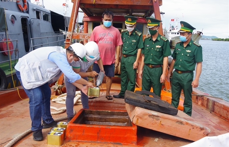 Bộ đội Biên phòng bắt giữ tàu vỏ gỗ đang vận chuyển khoảng 30.000 lít dầu DO