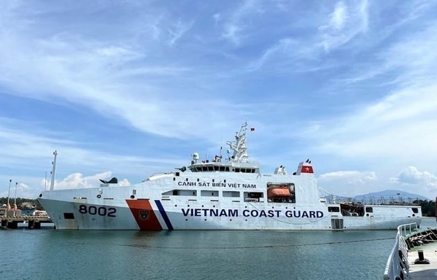 Tàu Cảnh sát biển 8002 vượt bão cứu 5 ngư dân gặp nạn trên biển