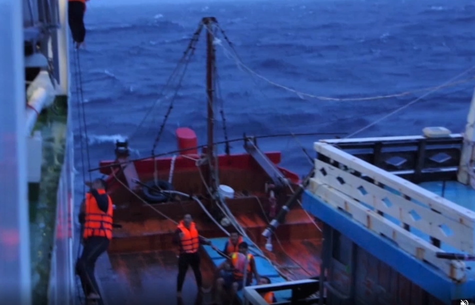 Cảnh sát biển ứng cứu kịp thời 18 thuyền viên và ngư dân gặp nạn trên biển