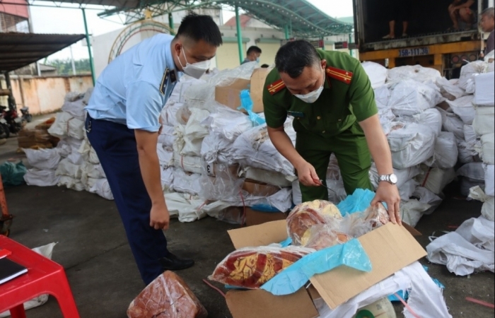Lạng Sơn: Phát hiện trên 86 tấn thực phẩm đông lạnh không rõ nguồn gốc