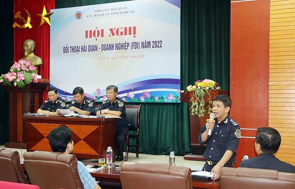 Đại diện Hải quan Nghệ An trả lời các vướng mắc của DN ngay tại hội nghị. Ảnh: Nguyễn Hải