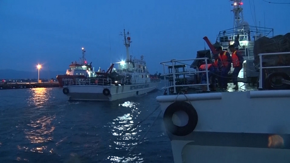 Tàu của  BTL Vùng CSB 2 xuất phát thực hiện nhiệm vụ phòng chống, khắc phục hậu quả bão số 4, cứu hộ cứu nạn trên biển. Ảnh: Thanh Hảii